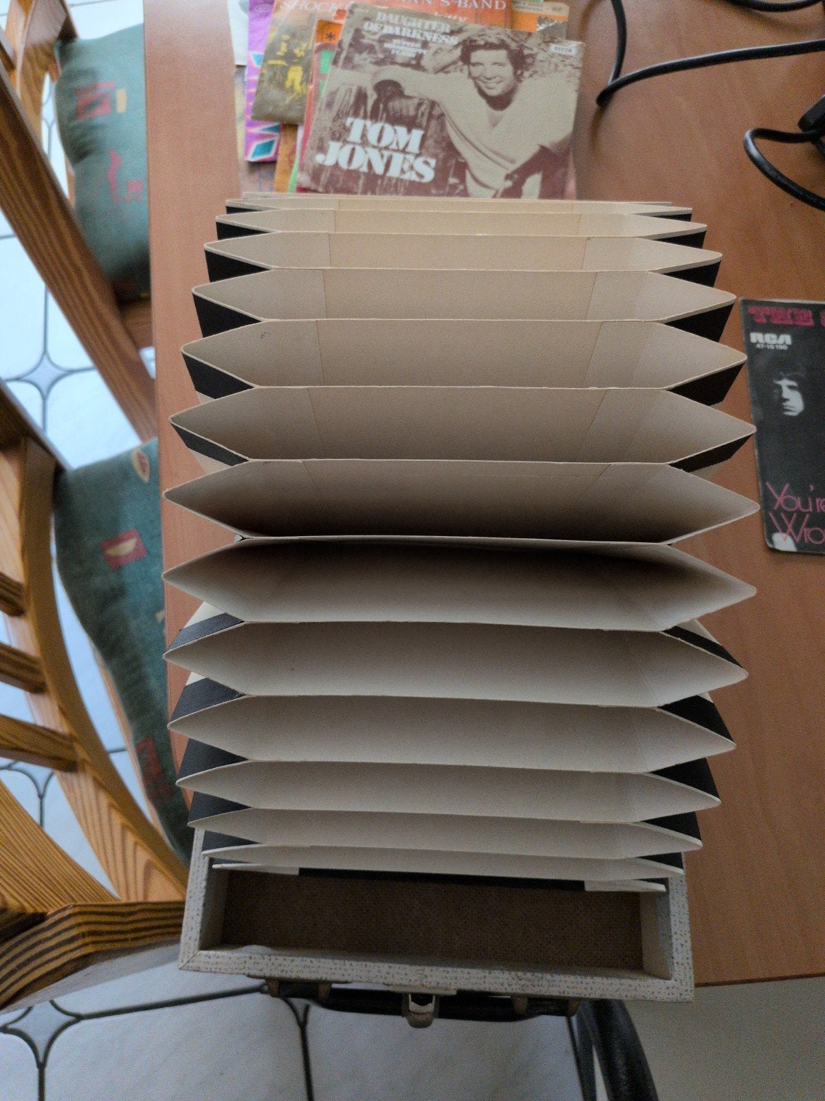 Vintage 7 inch vinyl platenkoffer met reclame stickers, Cd's en Dvd's, Vinyl Singles, Ophalen of Verzenden, Gebruikt, 7 inch