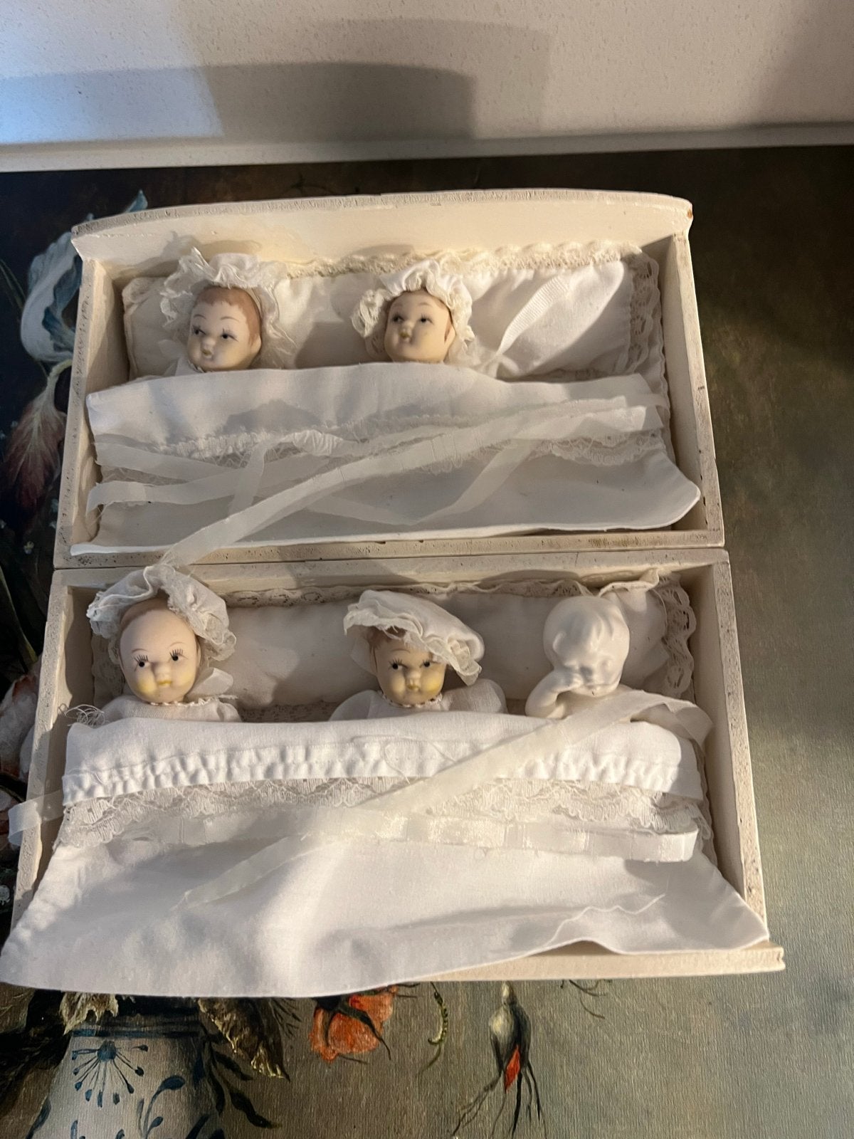 Antieke babypopjes in witte, houten bedjes., Verzamelen, Poppen, Ophalen of Verzenden, Gebruikt, Pop