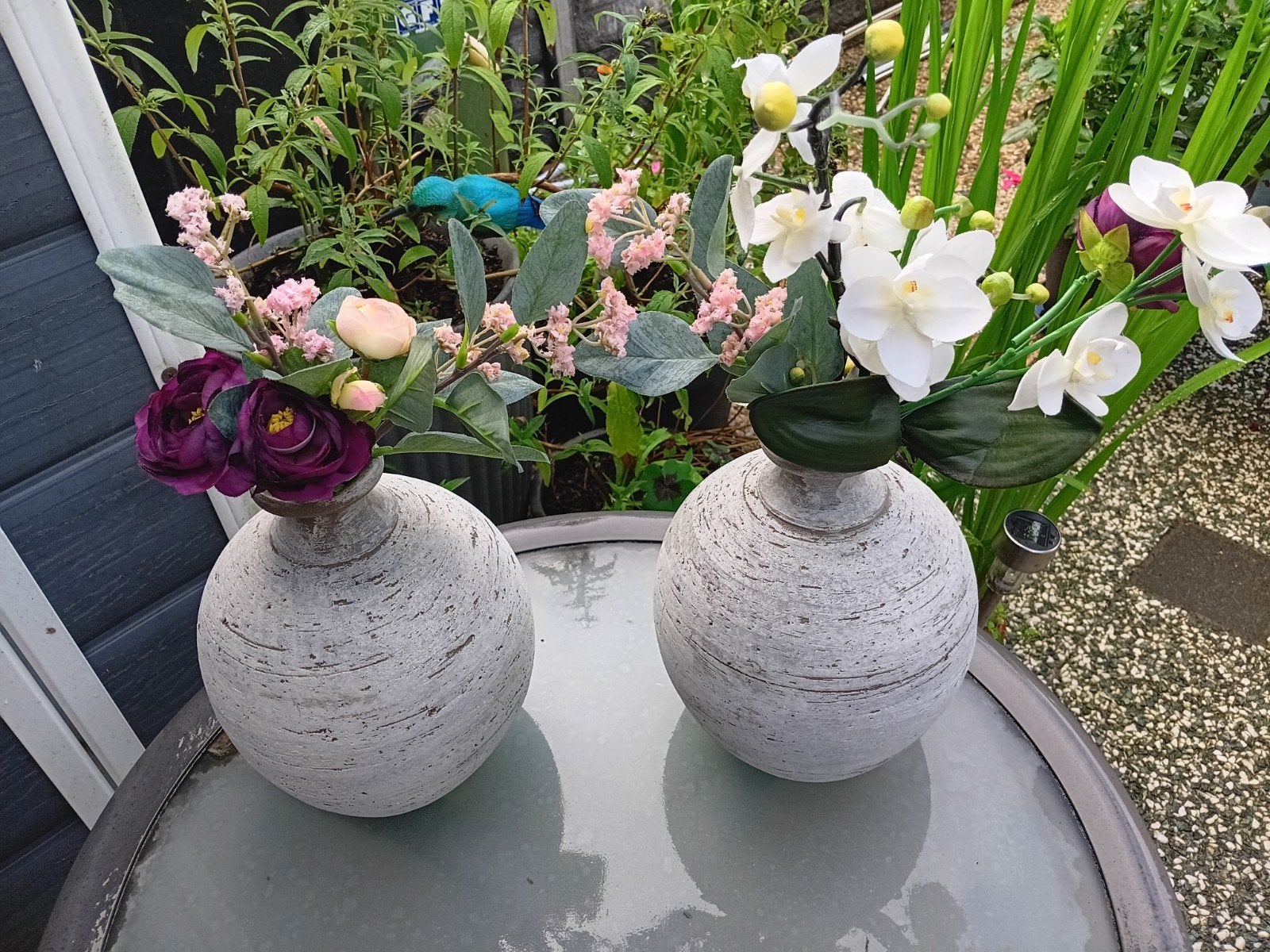 Set van 2 ronde vazen met kunstbloemen, Huis en Inrichting, Inclusief decoratie, Ophalen of Verzenden, Zo goed als nieuw, Grijs