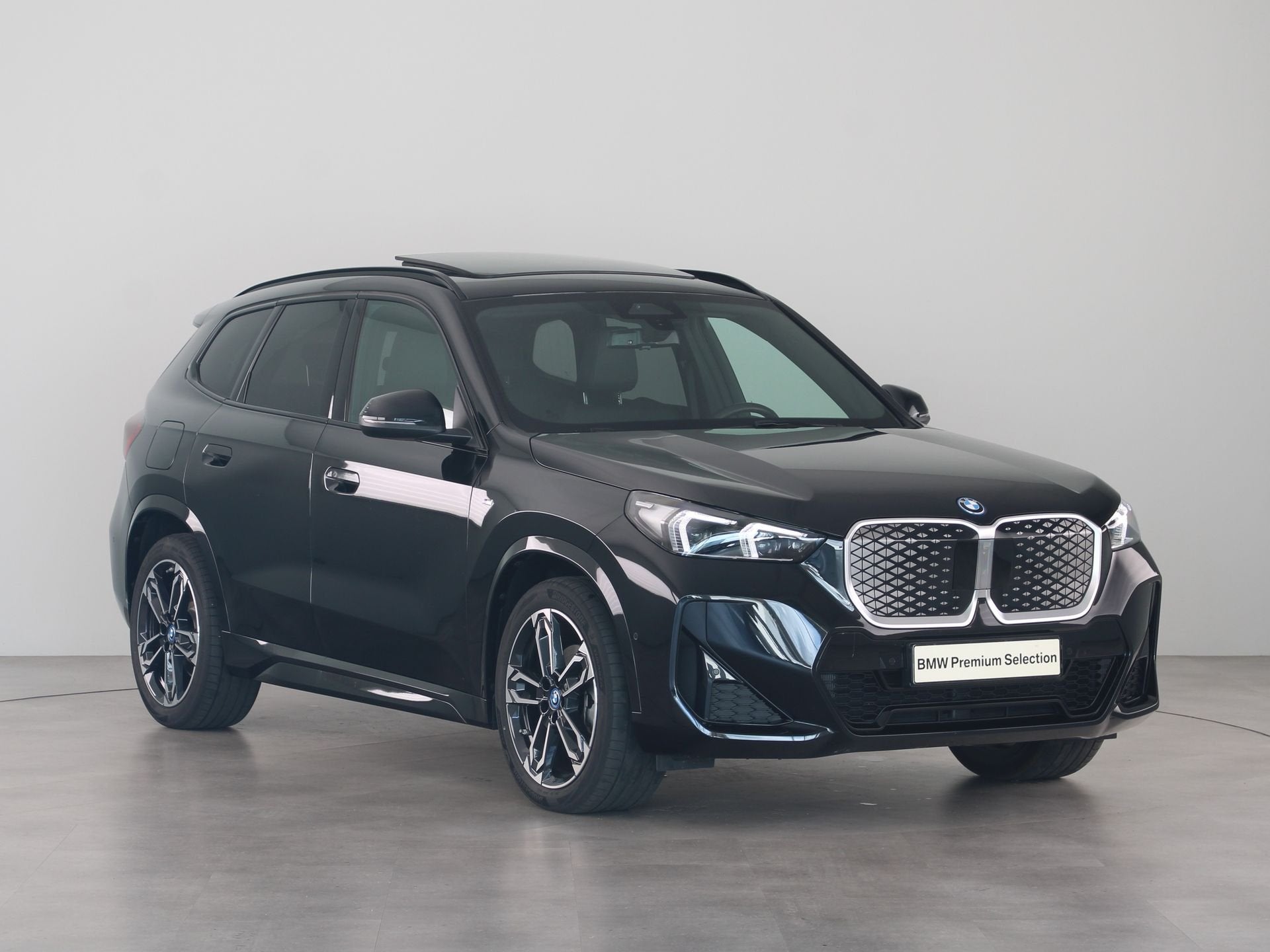 BMW iX1 eDrive20 67 kWh M Sport Edition Trekhaak (bj 2025), Gebruikt, Met garantie (alle), 24 min, Zwart