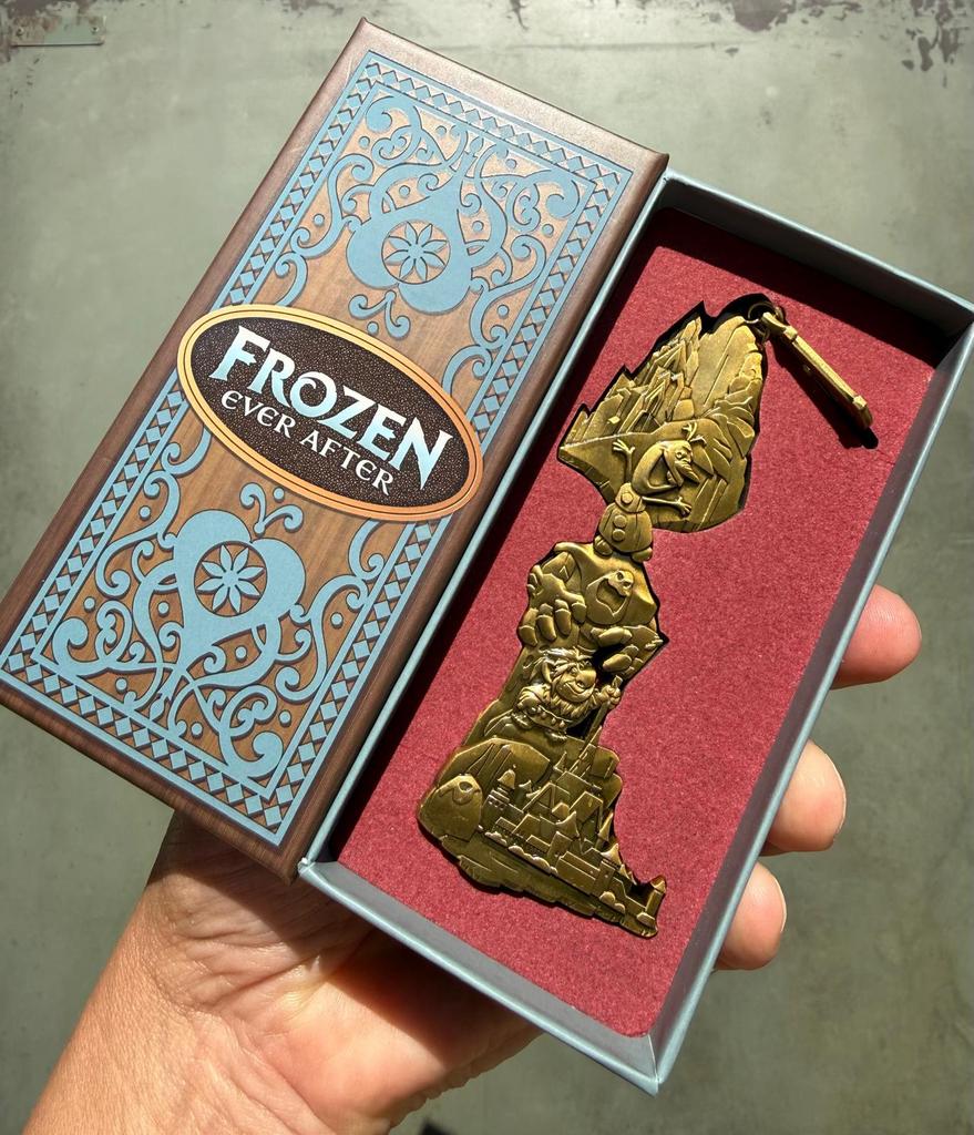 Disneyland LE 2026 Attractie Sleutel ‘Frozen ever After’, Verzamelen, Disney, Ophalen of Verzenden, Overige figuren, Nieuw, Overige typen