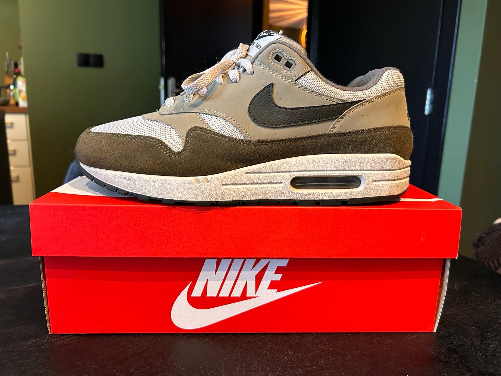 Nike Air Max 1 Medium Olive - Maat 44,5, Ophalen of Verzenden, Zo goed als nieuw, Overige kleuren, Sneakers of Gympen