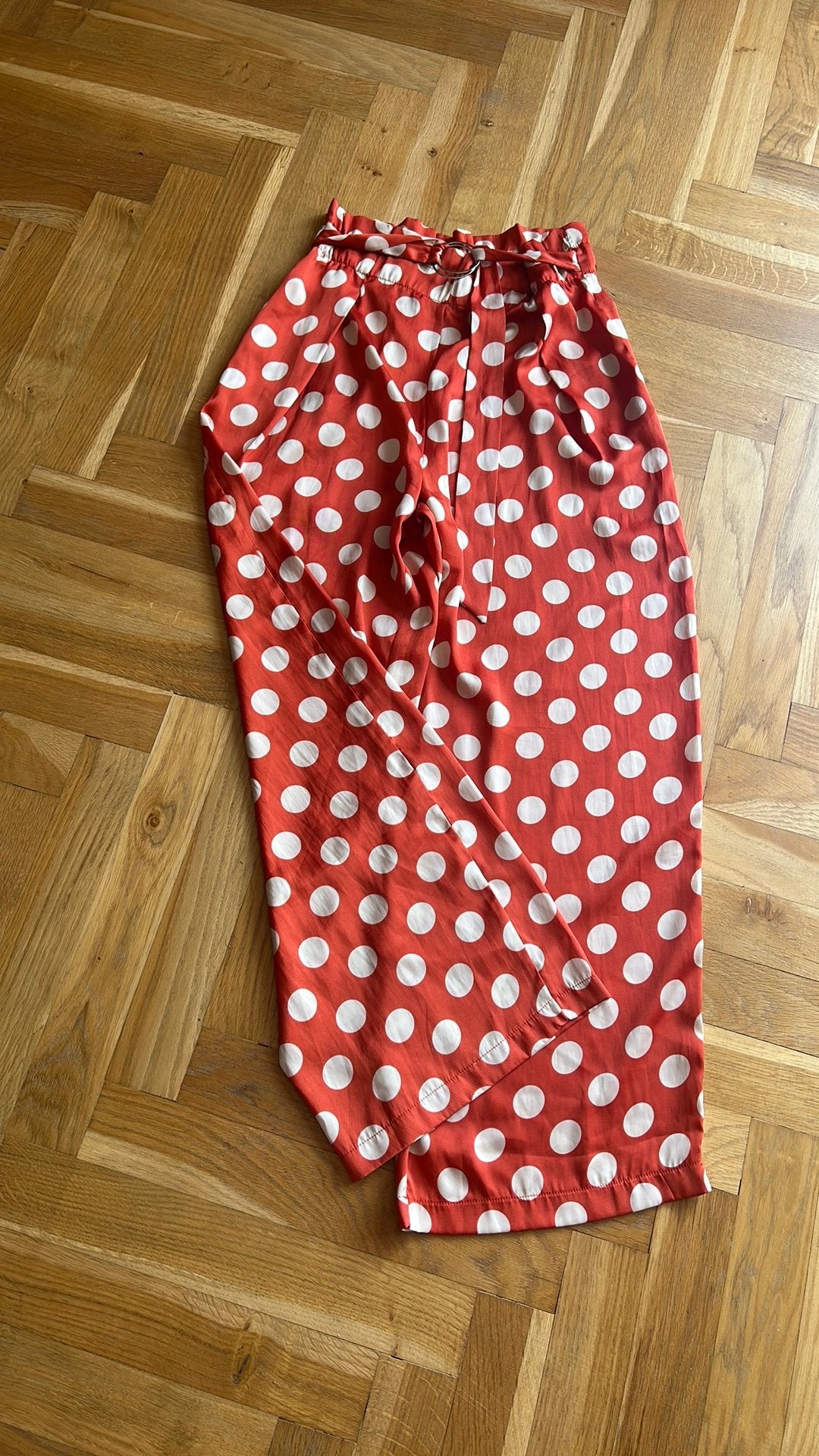 Zara wijde broek oranjerood met witte stip M, Kleding | Dames, Broeken en Pantalons, Maat 38/40 (M), Oranje, Ophalen of Verzenden