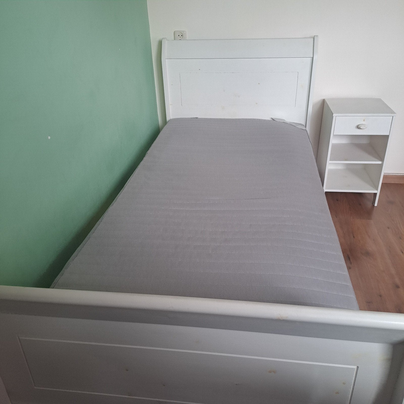 Eenpersoonsbed met nachtkastje, lattenbodem en matras, Ophalen, Gebruikt, 90 cm, Eenpersoons