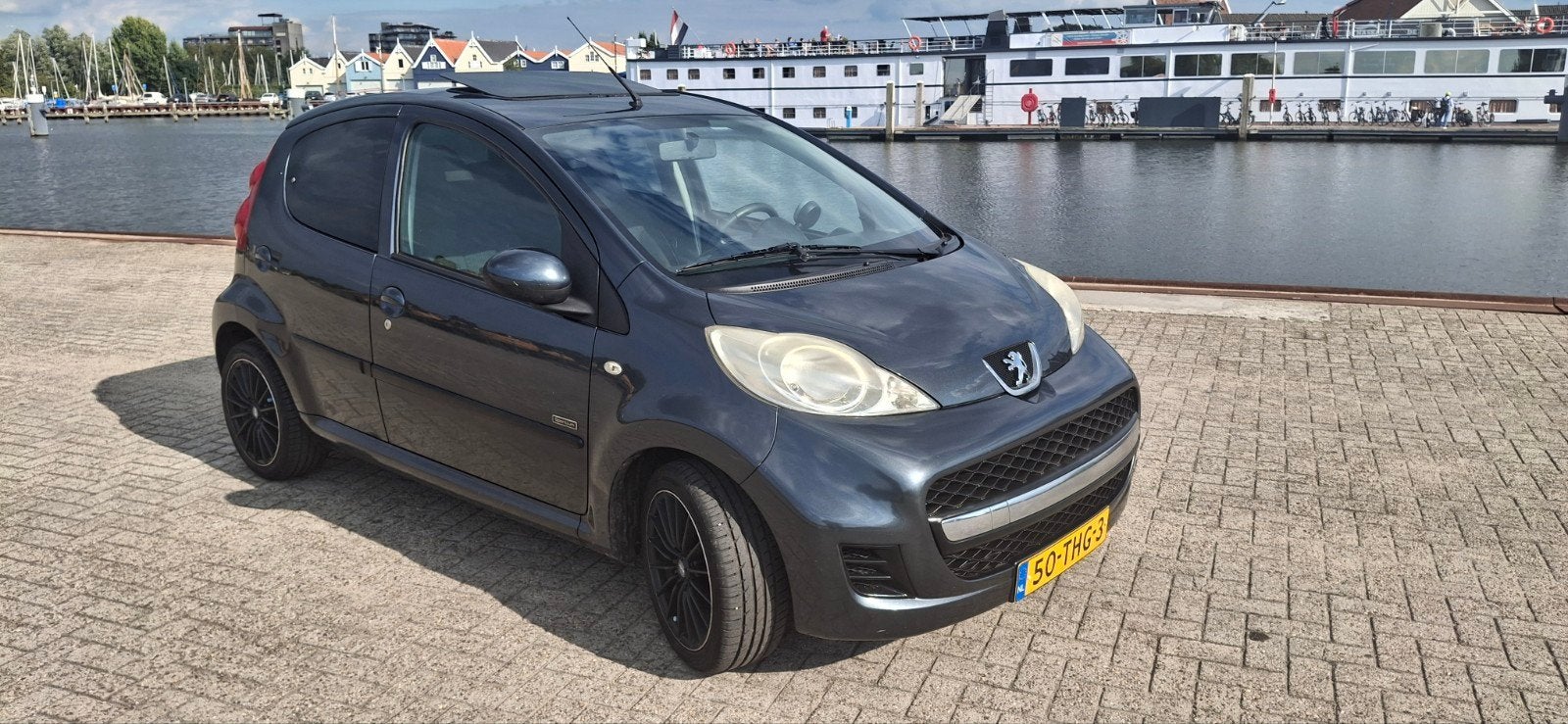 Peugeot 107 1.0 12V 5DR 2012 Grijs Sportium  Airco  Nw APK, Voorwielaandrijving, Stof, Zwart, 4 stoelen