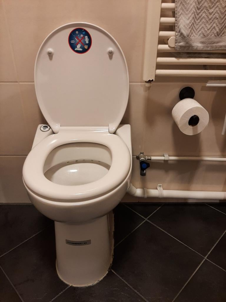 SaniCompact-43 Toilet met vermaler, Ophalen, Gebruikt, Toilet