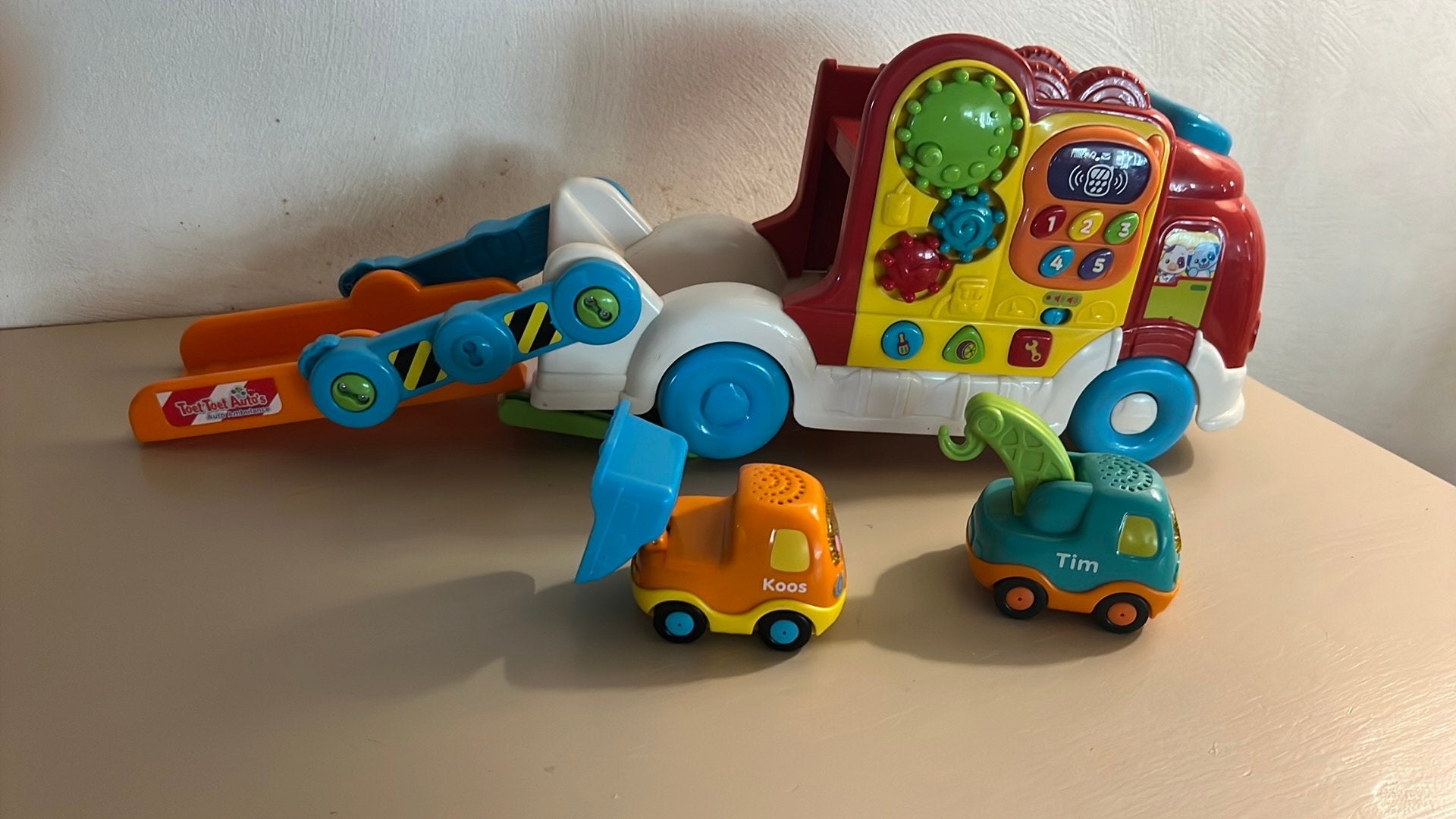 Zgan. V TECH. Autoambulance met twee bijbehorende auto s, Ophalen, Zo goed als nieuw, 6 maanden tot 2 jaar