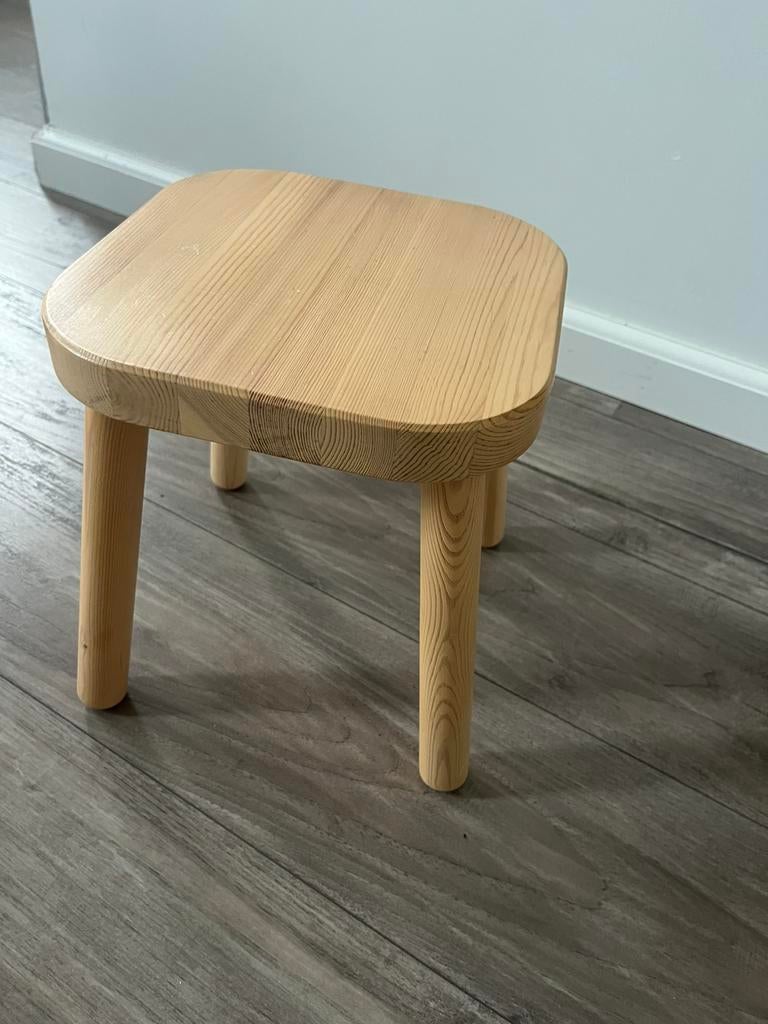 Klein houten krukje, Ophalen, Zo goed als nieuw, Hout