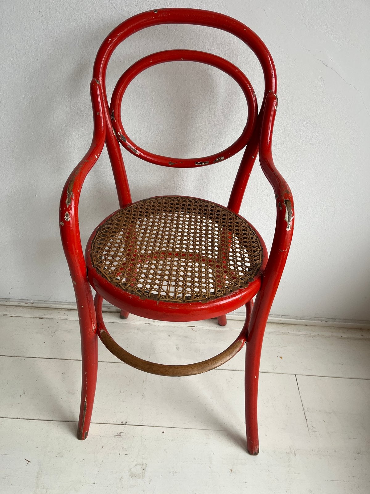 Vintage Thonet kinderstoel, rood, met rieten zitting, Antiek en Kunst, Ophalen
