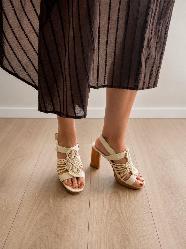 Hakken met houten hak | maat 42.5 / 43 | Gedragen | Zomers, Kleding | Dames, Schoenen, Wit, Ophalen of Verzenden, Gedragen, Pumps