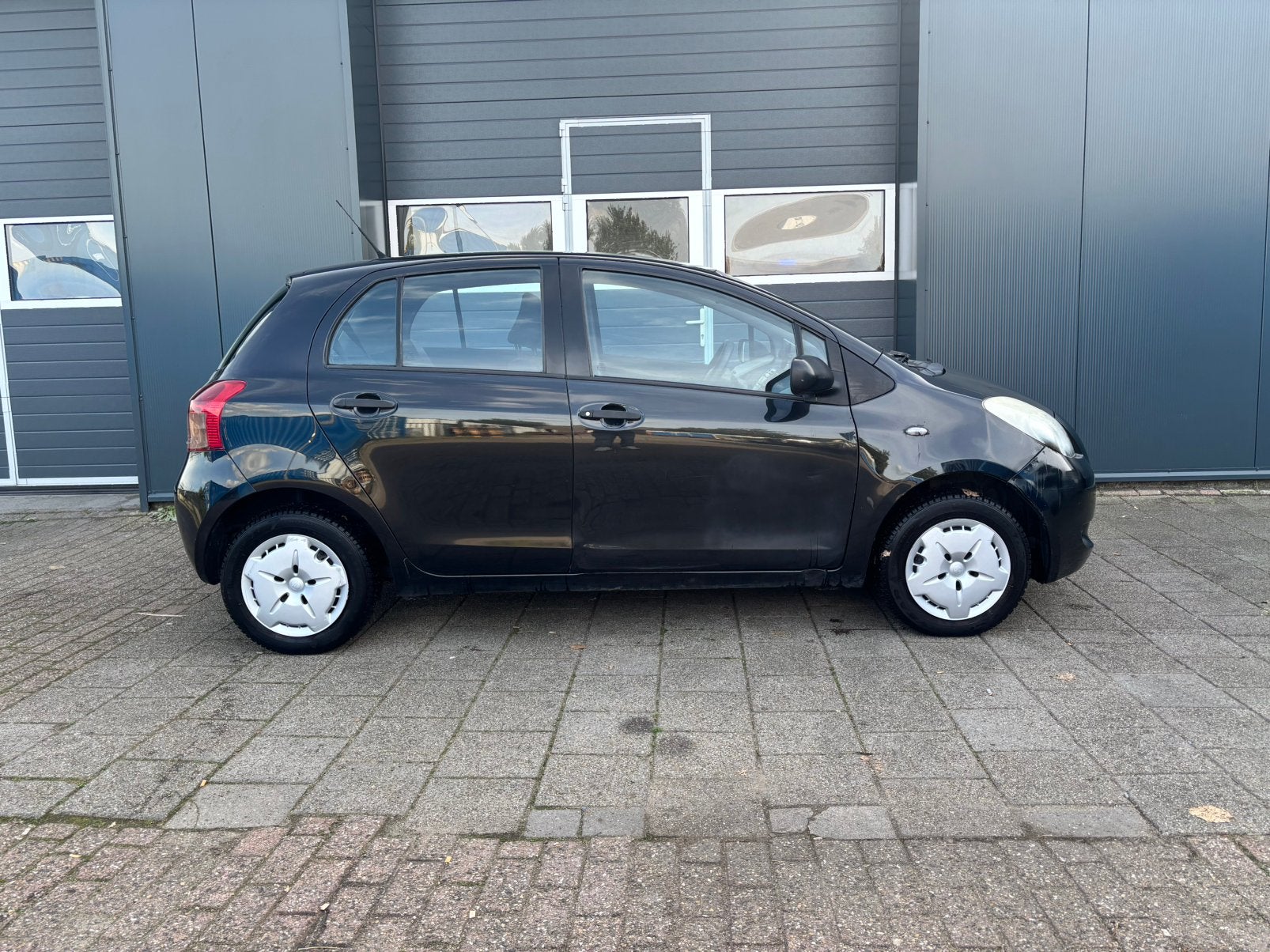 Foto 4 van Toyota Yaris 1.0 12V Vvt-i 5DR Terra 2008 Zwart