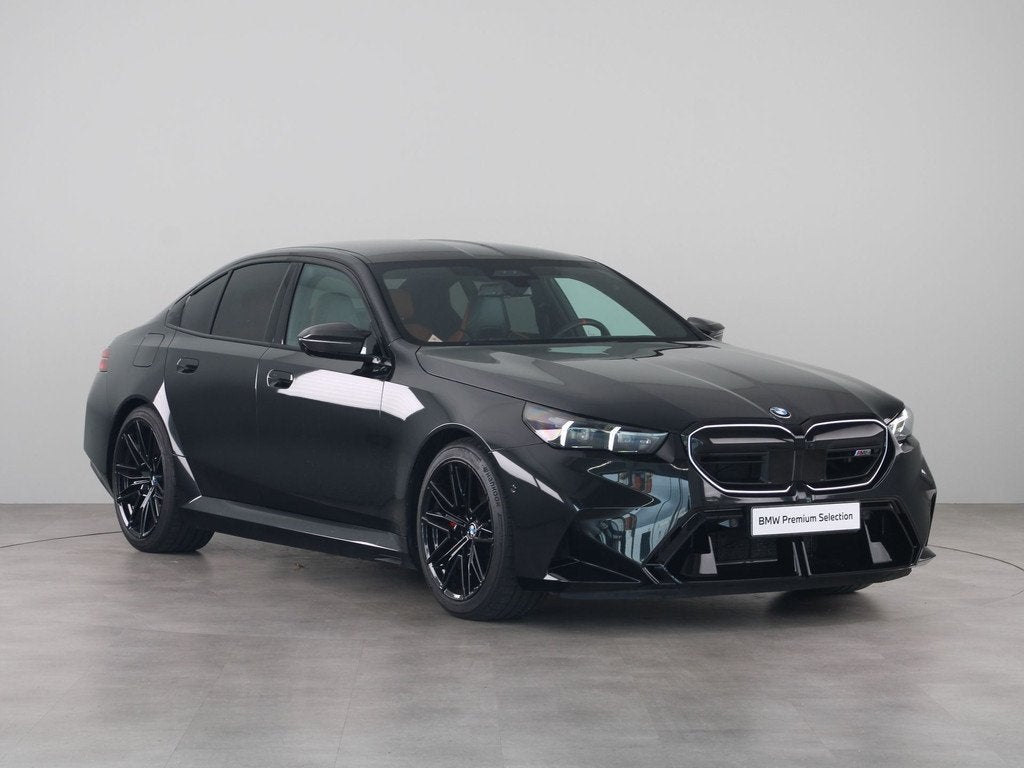 BMW M5 Sedan Accu SoH 100% (bj 2025, automaat), Auto's, Gebruikt, 4395 cc, Overige brandstoffen, Zwart