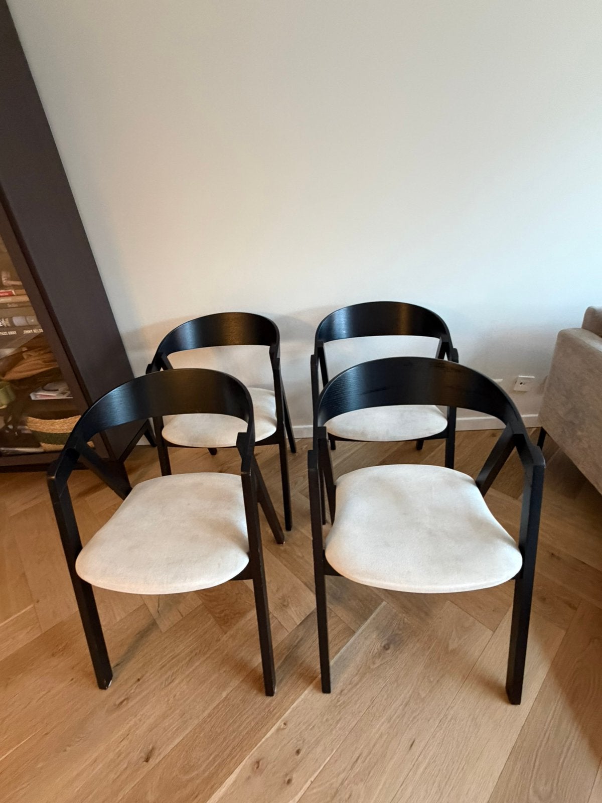 SAV&OKSE eetkamerstoelen De Machinekamer zwart/beige 4 stuks, Huis en Inrichting, Ophalen, Zwart, Vier, Stof