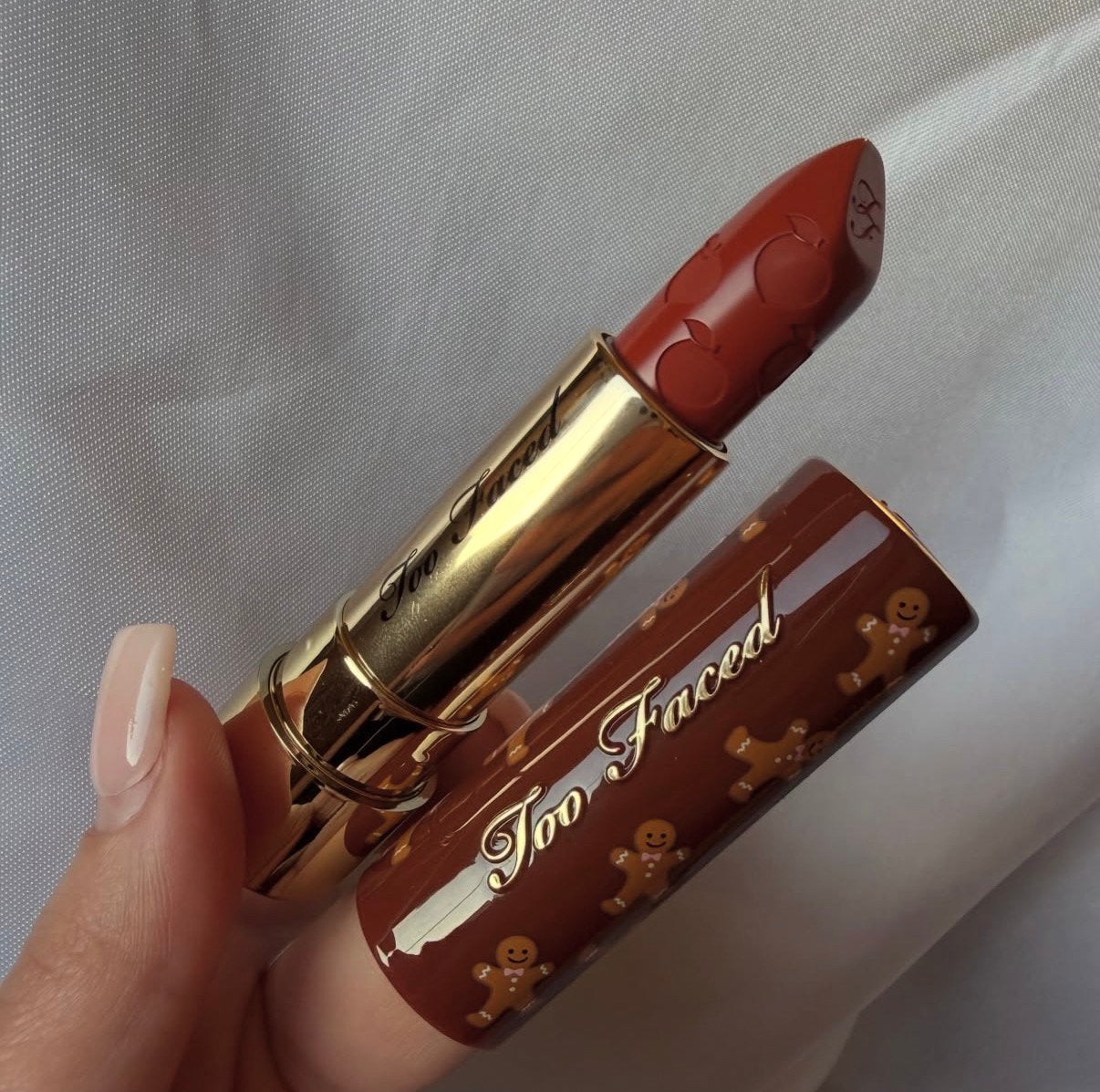 Too faced lipstick peach kiss gingerbread man limited editio, Lippen, Bruin, Nieuw, Ophalen of Verzenden