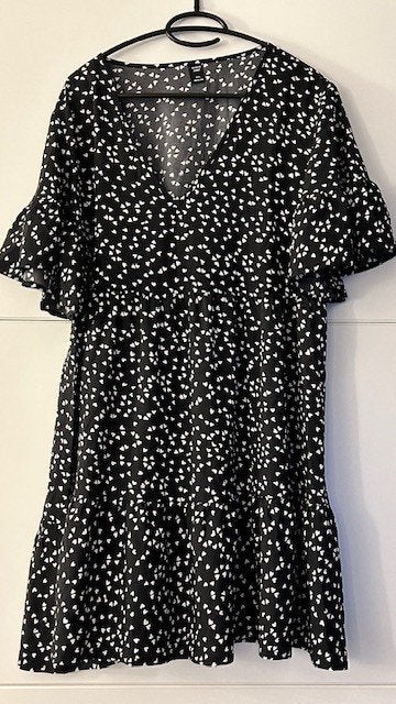 Zwarte jurk met witte hartjes en korte mouwen, Kleding | Dames, Zwart, Maat 46/48 (XL) of groter, Ophalen of Verzenden, Zo goed als nieuw