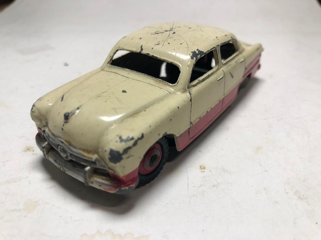 Dinky Toys 170 Ford Sedan twotone, Ophalen of Verzenden, Zo goed als nieuw, Auto, Dinky Toys