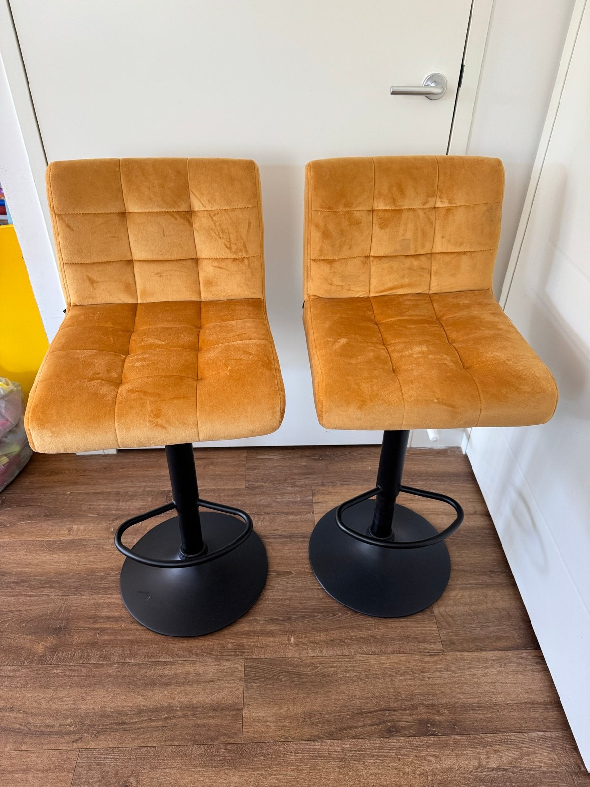 2x geel (goud) barkrukken met rugleuning en voetsteun, Ophalen, Zo goed als nieuw, 90 cm of meer, 2 krukken