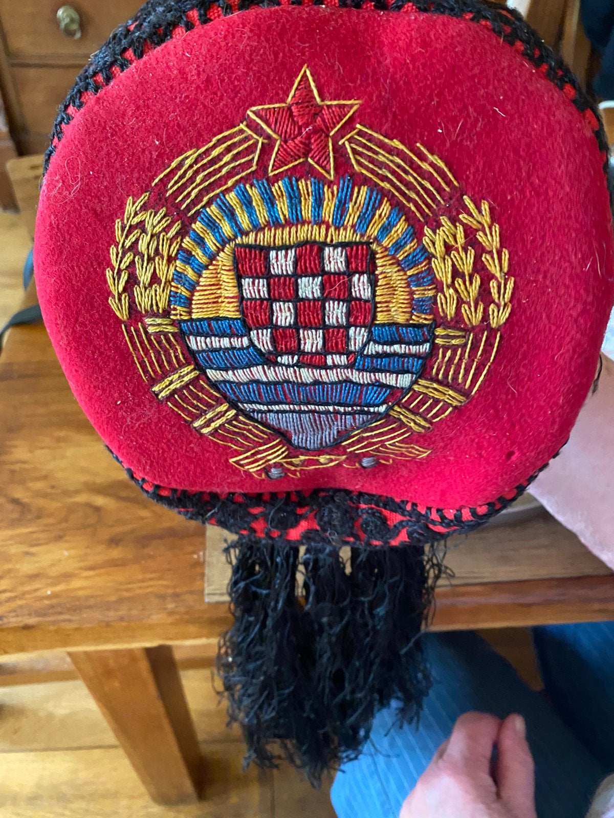Aangeboden, Petje uit voormalig Joegoslavië, Hobby en Vrije tijd, Feestartikelen, Ophalen of Verzenden, Zo goed als nieuw