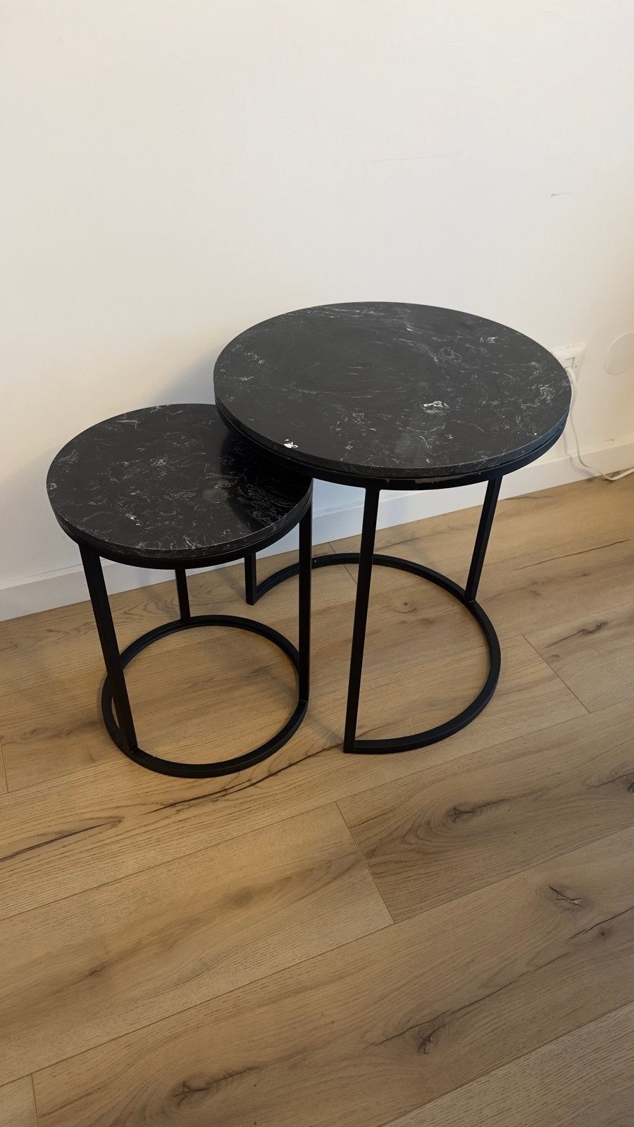 Set van 2 zwarte bijzettafels met marmerlook, Huis en Inrichting, Minder dan 55 cm, Gebruikt, Metaal of Aluminium, Rond