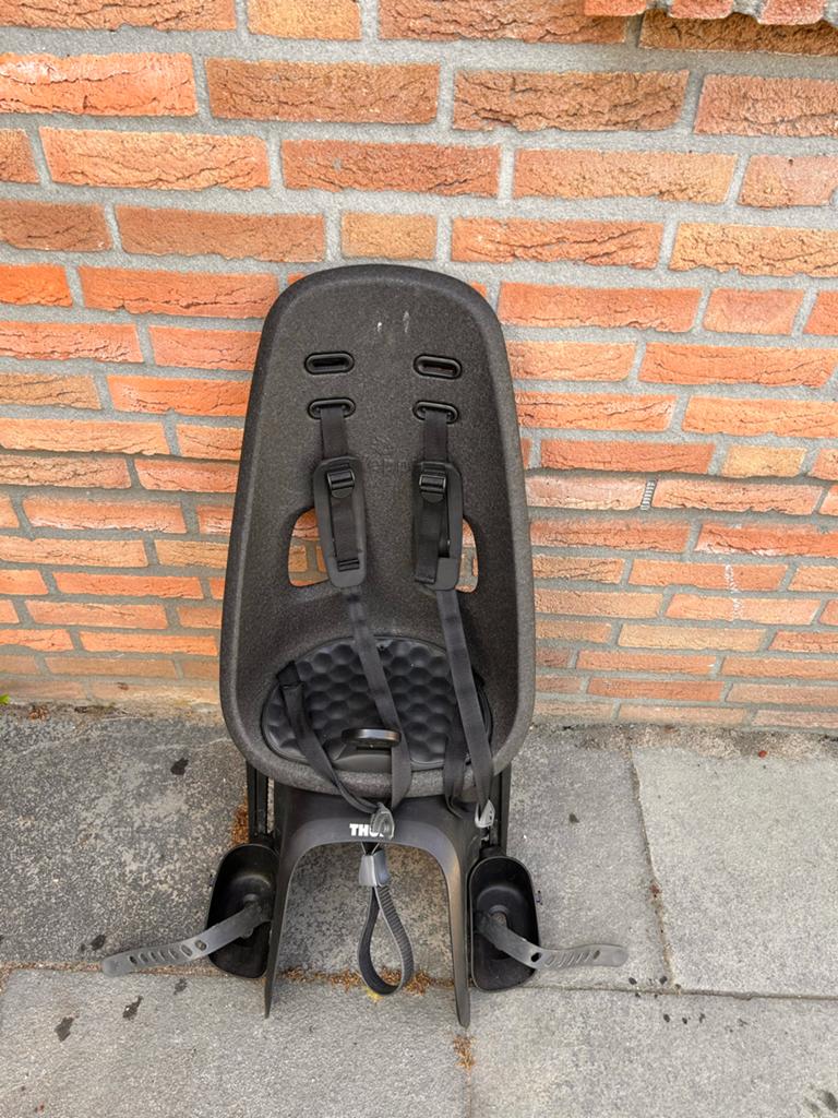 Thule Yepp fietsstoeltje voor achterop - Zwart, Achterzitje, 9 t/m 18 kg, Ophalen of Verzenden, Gebruikt