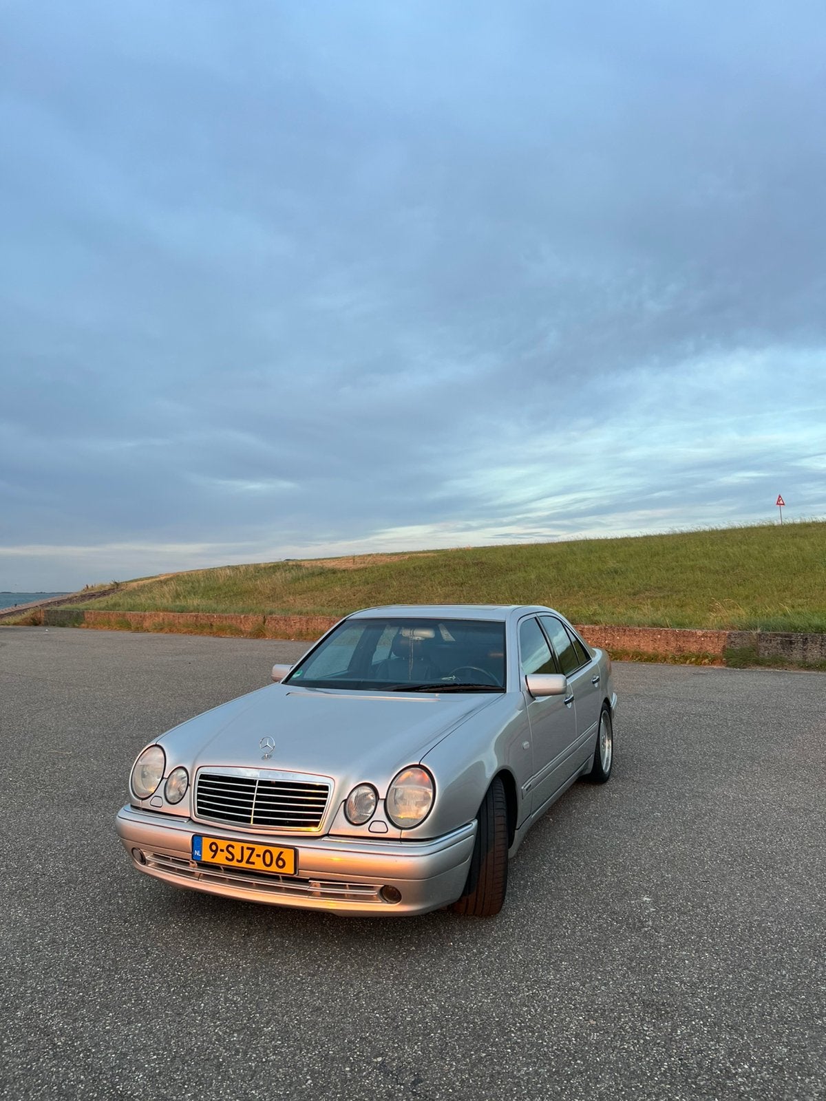 Mercedes-Benz E-Klasse 3.2 E320 AMG Sedan AUT 1995 Grijs, Auto's, Automaat, Achterwielaandrijving, Zwart, 1500 kg