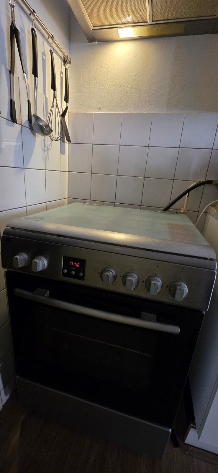 Zilverkleurig gasfornuis met oven - zo goed als nieuw, Hete lucht, 60 cm of meer, Zo goed als nieuw, Energieklasse A of zuiniger