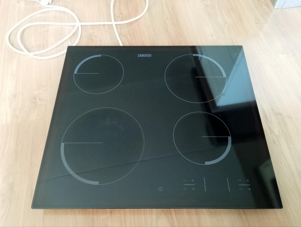 Keramische kookplaat van zanussi, Gebruikt, Keramisch, Inbouw, 4 kookzones