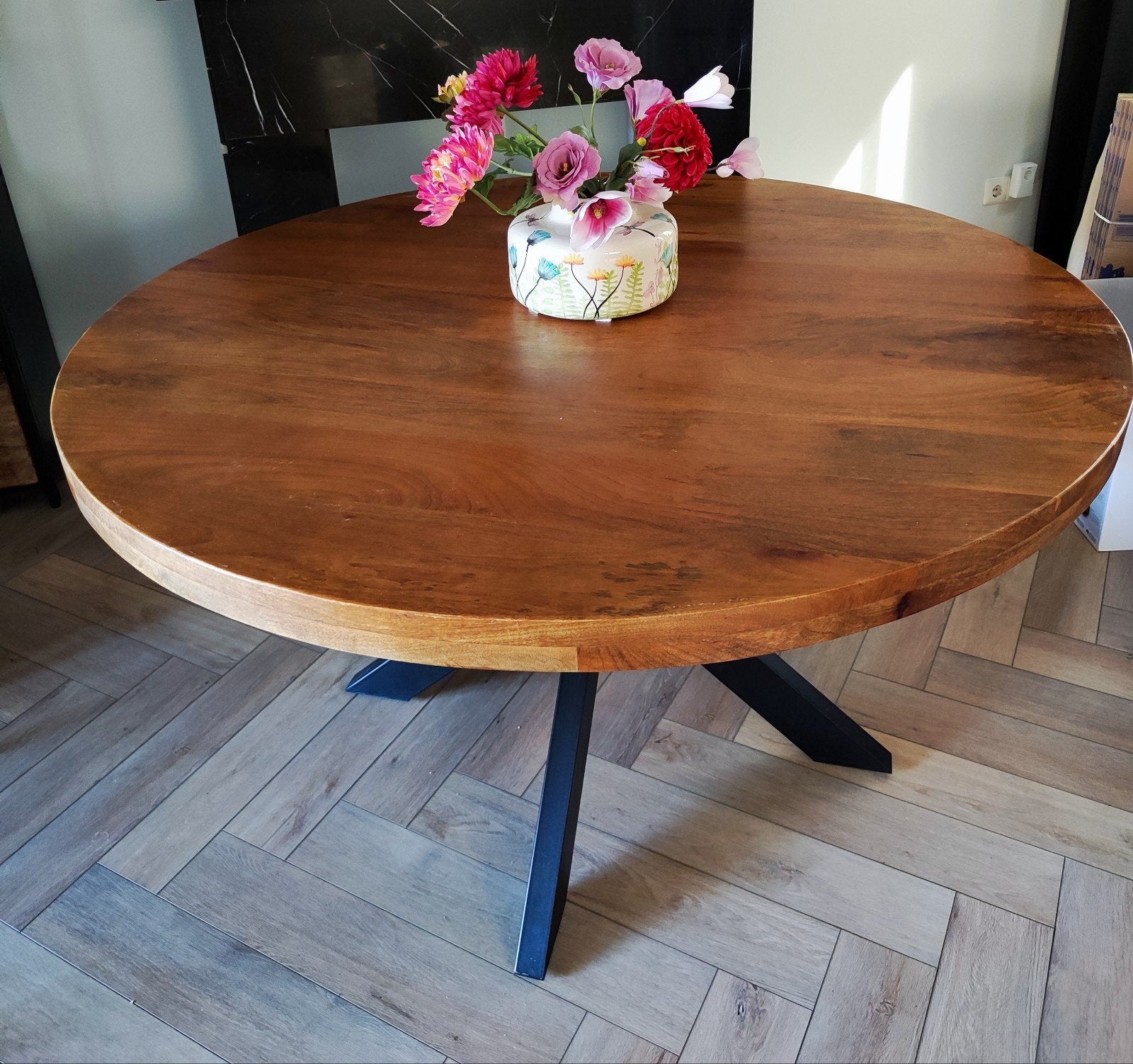 Ronde mango eettafel met spinpoot - 130 cm -, Rond, Industrieel, Modern, Zo goed als nieuw, Vier personen
