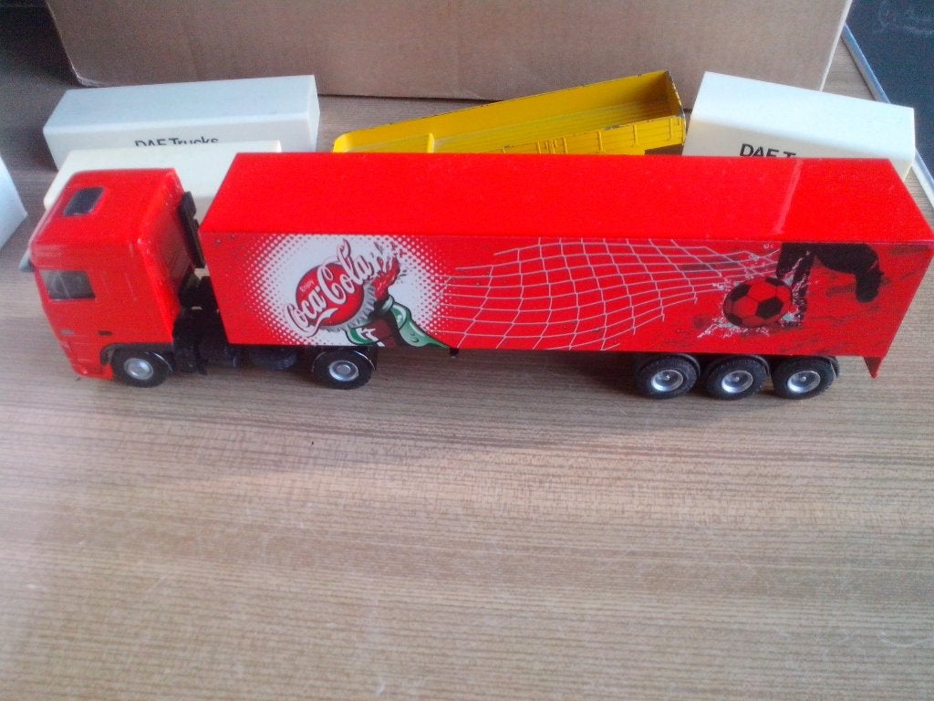 DAF 95XF Space Cab Coca Cola - voetbal op Lion Toys trailer, Ophalen of Verzenden, Zo goed als nieuw, Bus of Vrachtwagen, Lion Toys