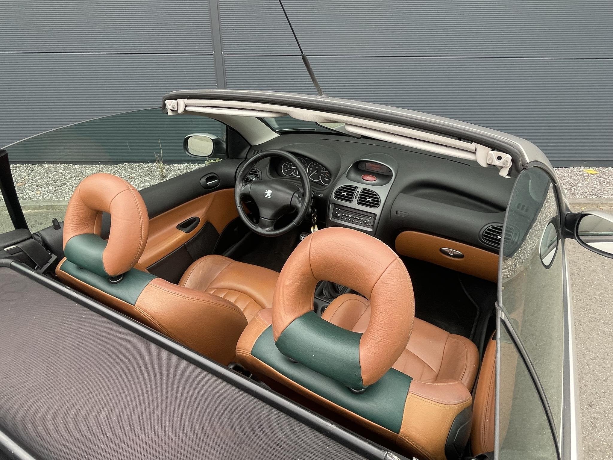 Peugeot 206 CC 2.0-16V Roland Garros | Nieuwe APK | Leder |, Gebruikt, 4 cilinders, Cabriolet, 4 stoelen