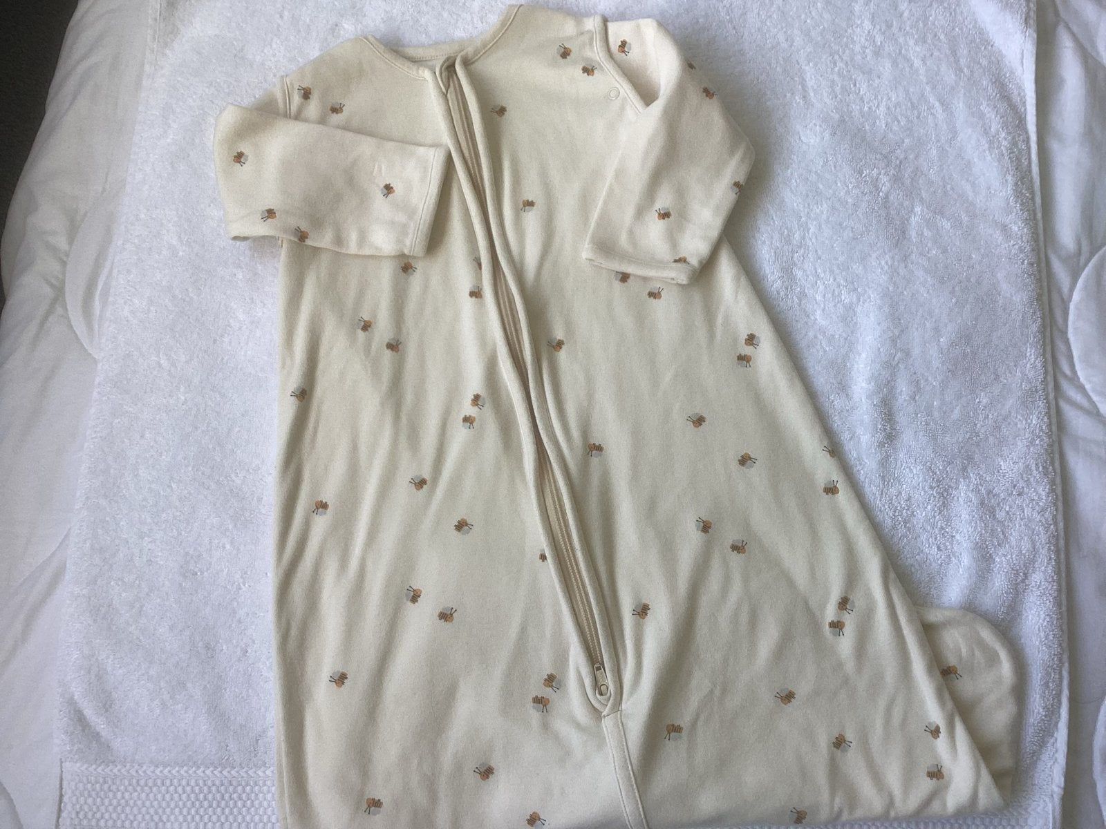 Crème slaapzak met bijenprint Hema, maat 68/80 Tog 0,5, Ophalen, Wasbaar, Gebruikt, Beige