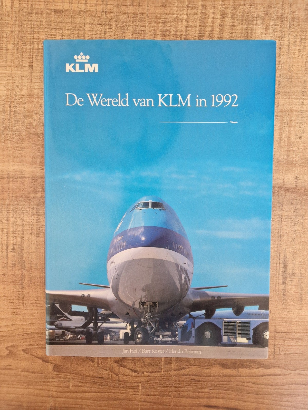 De Wereld van KLM in 1992 - Boek over luchtvaart, Boeken, Ophalen of Verzenden, Zo goed als nieuw, Jan Hol / Bart Koster / Hendri Behrman