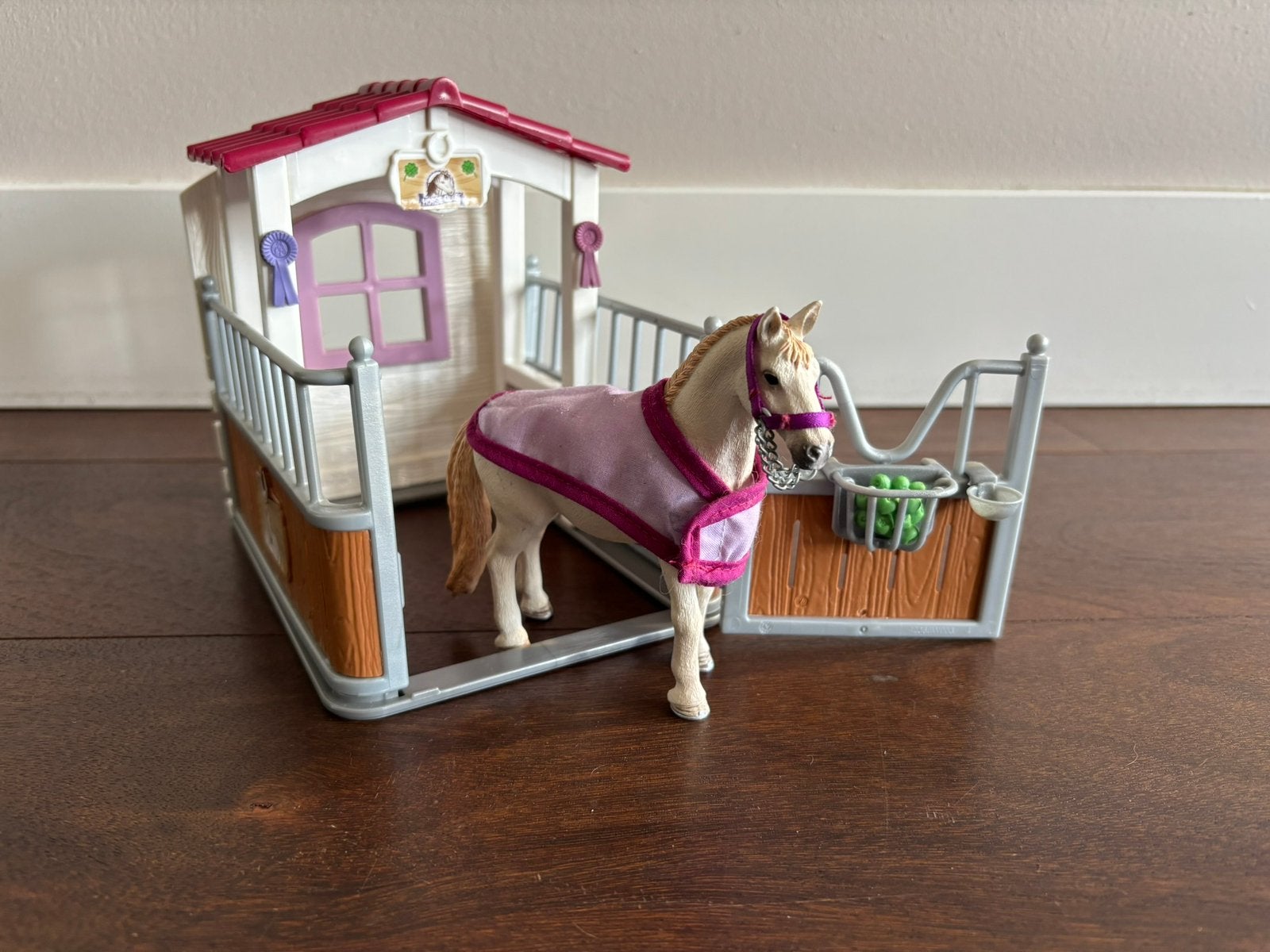 Schleich 42368 paardenbox lustiano merri, Ophalen, Zo goed als nieuw, Poppenhuis