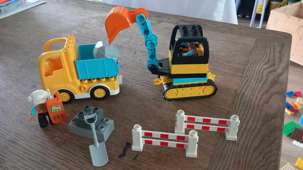 Duplo kiepwagen en graafmachine 10931 met hekjes, Kinderen en Baby's, Speelgoed | Duplo en Lego, Gebruikt, Ophalen of Verzenden