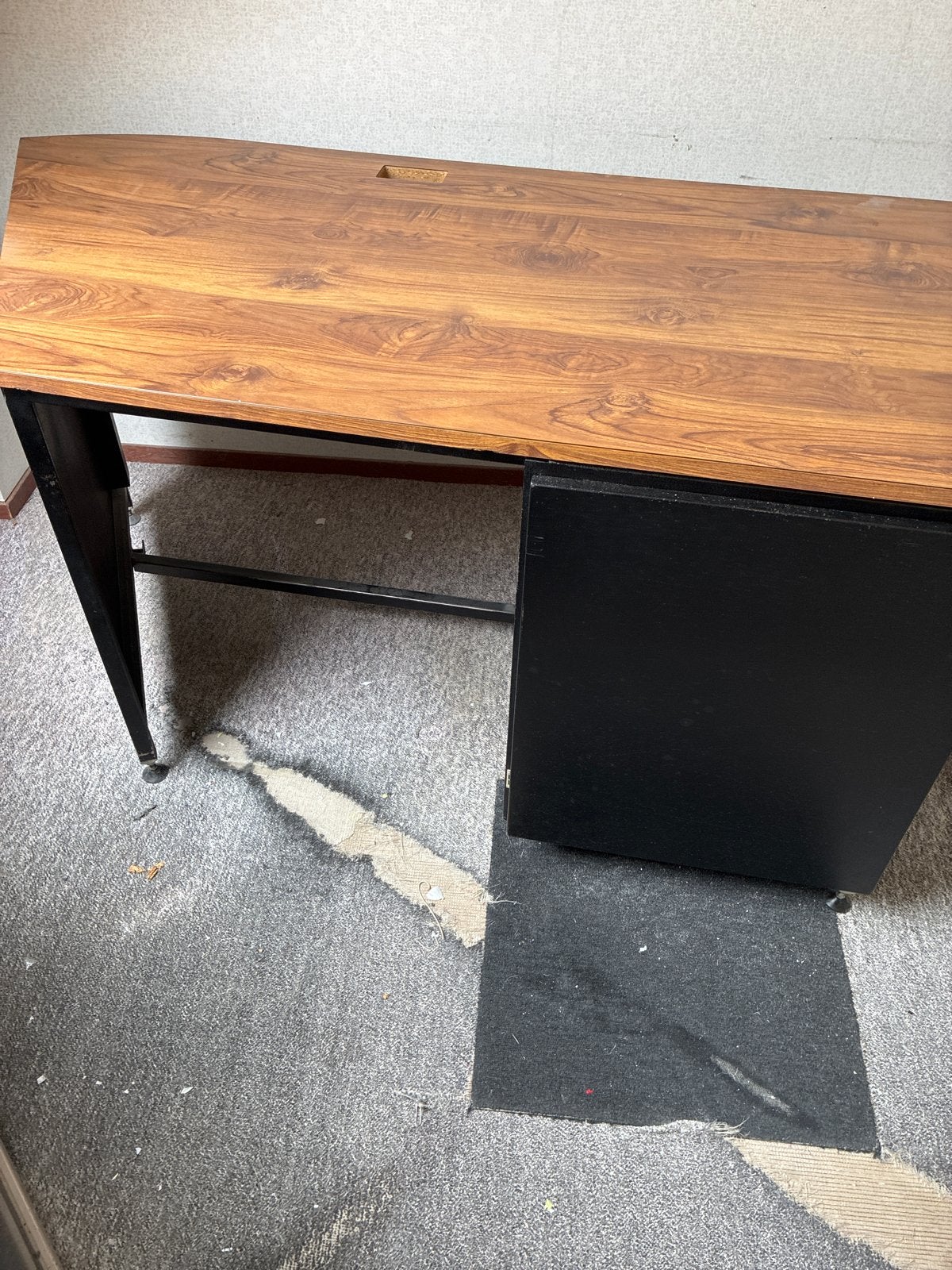 Stevig bureau met opbergruimte en kabelgoot, Ophalen, Gebruikt, Hout, Kabelgoot