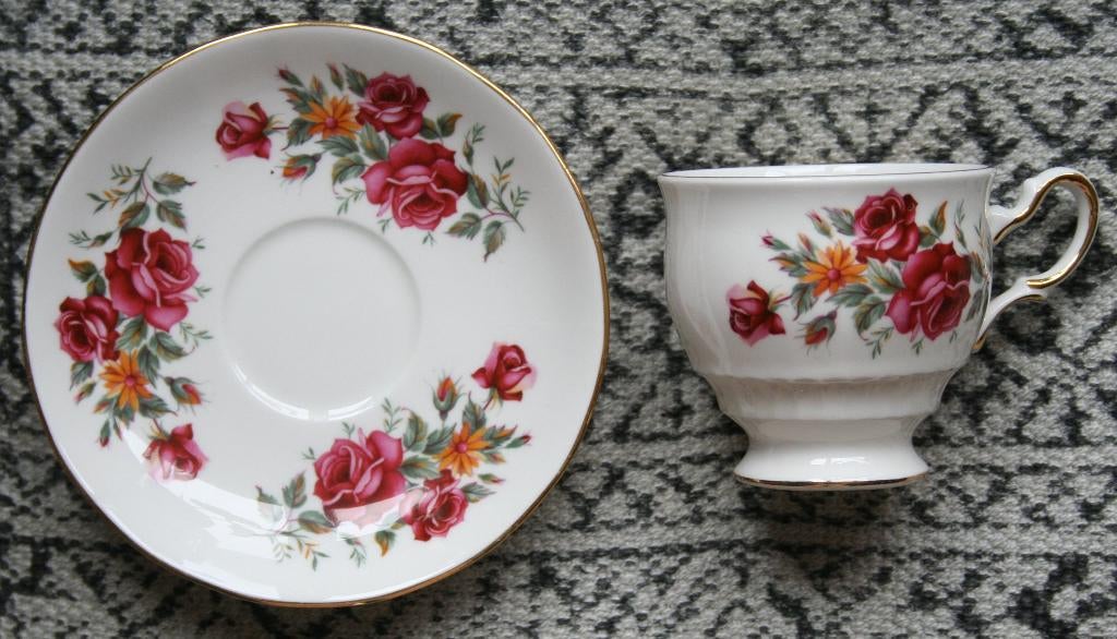 Fine bone China kop en schotel QUEEN ANNE porselein, Verzamelen, Porselein, Kristal en Bestek, Verzenden, Zo goed als nieuw, Porselein