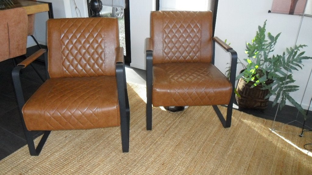 Set van 2 cognackleur kunstleren fauteuils met metalen frame, Huis en Inrichting, Ophalen, Modern, Industrieel, Comfortabel, 75 tot 100 cm