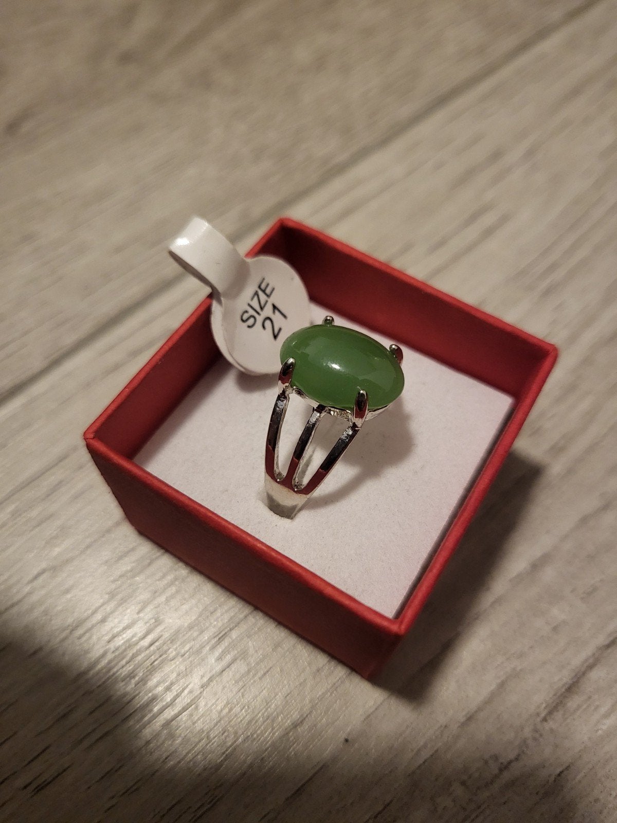 Nieuwe ring met groene steen - Maat 21, Sieraden, Tassen en Uiterlijk, Ringen, Overige materialen, 20 of groter, Nieuw, Ophalen of Verzenden
