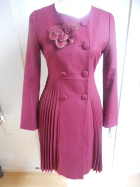 Elegante bordeauxrode jas met plooien en broche van Darling, Nieuw, Ophalen of Verzenden, Maat 34 (XS) of kleiner, Rood
