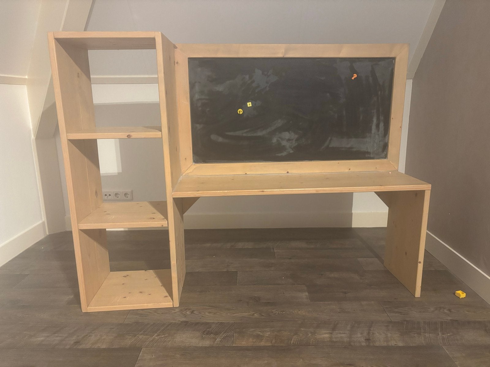 Houten speeltafel met magnetisch krijtbord en opbergruimte, Ophalen, Gebruikt, Tafel