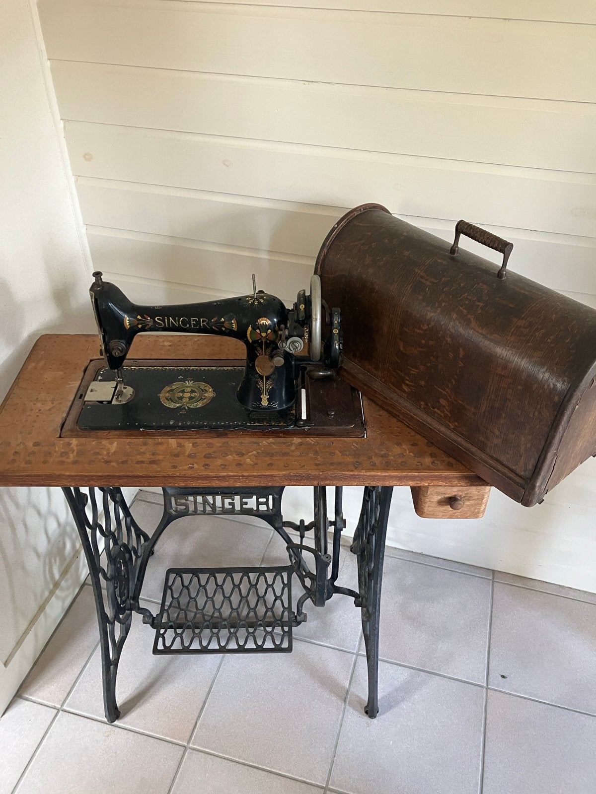 Antieke Singer Naaimachine met Houten Tafel en Kap, Ophalen