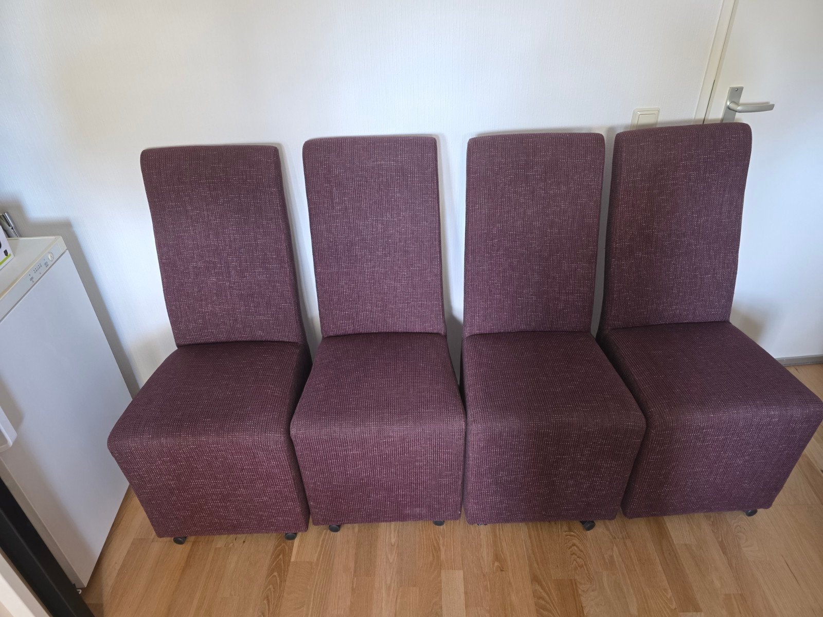 4 Bordeaux Rode Eettafelstoelen - nieuw staat!, Huis en Inrichting, Stoelen, Ophalen, Zo goed als nieuw, Vier, Stof