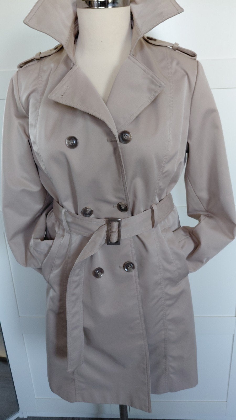 Stijlvolle beige trenchcoat met ceintuur, Ophalen of Verzenden, Gedragen, Maat 38/40 (M), Beige