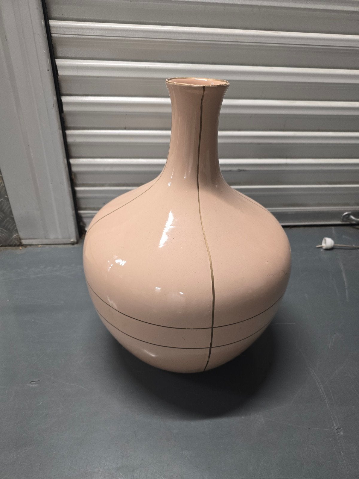 Riverdale - grote roze vaas met gouden details, Ophalen