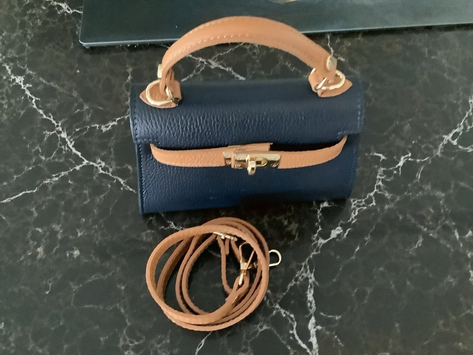 Donkerblauwe handtas met bruine accenten, Sieraden, Tassen en Uiterlijk, Ophalen of Verzenden, Nieuw, Blauw, Handtas