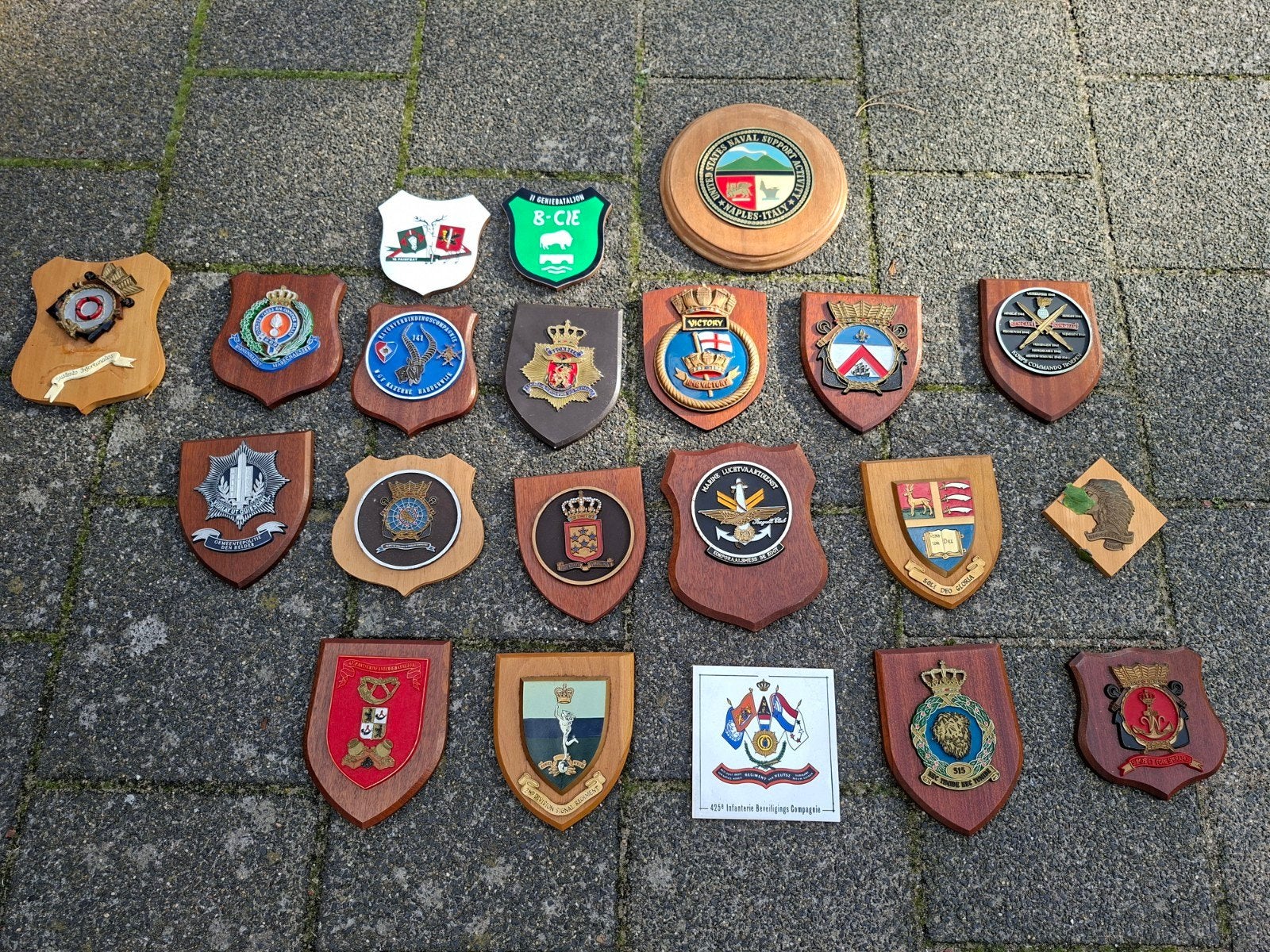 21 Militaire Wapenschildjes & Emblemen op Hout, Verzamelen, Ophalen of Verzenden, Overige soorten, Overige gebieden, Embleem of Badge