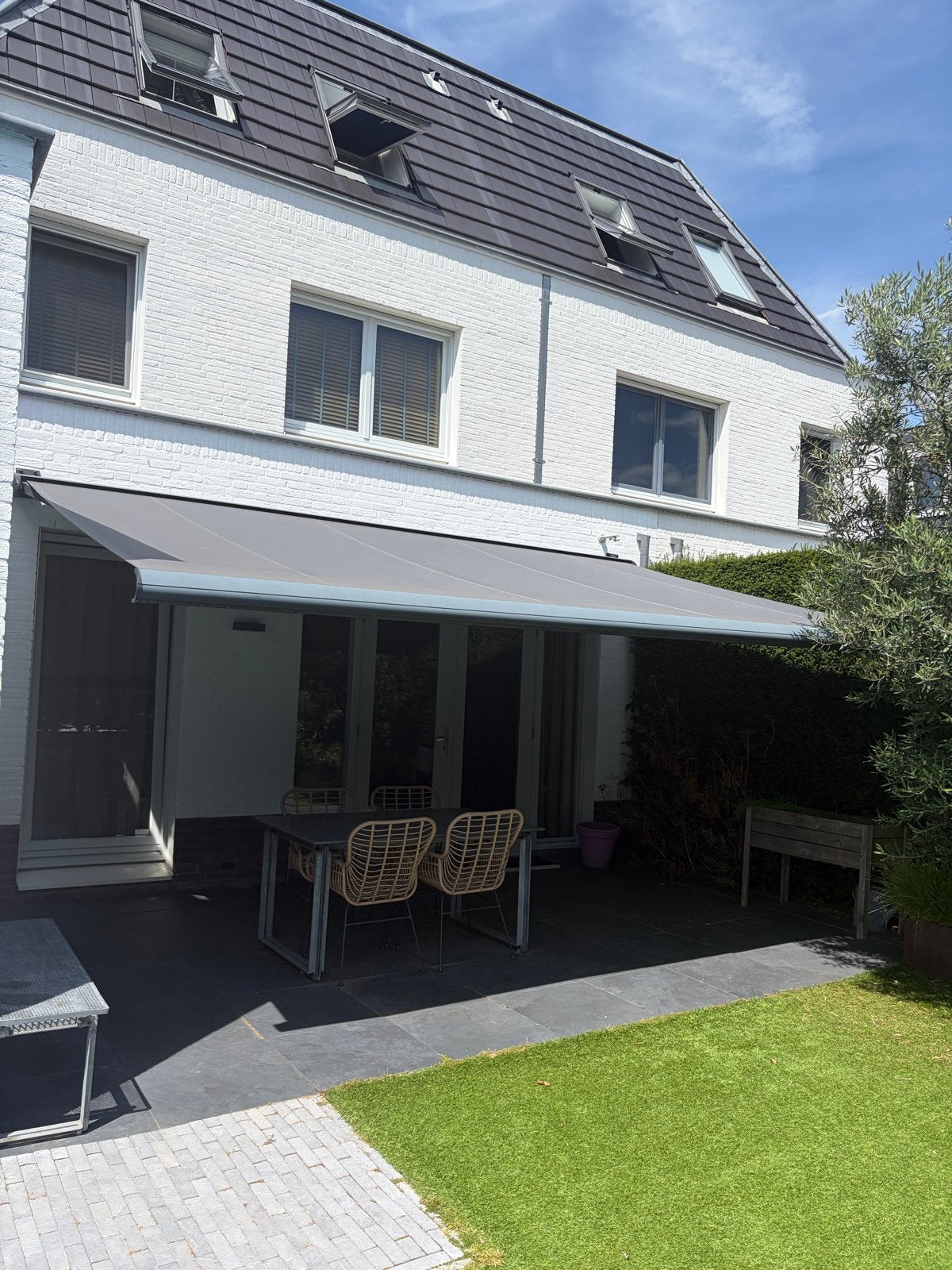 Elektrisch knikarmscherm met Somfy afstandsbediening, Ophalen, 450 cm of meer, Elektrisch, Zo goed als nieuw