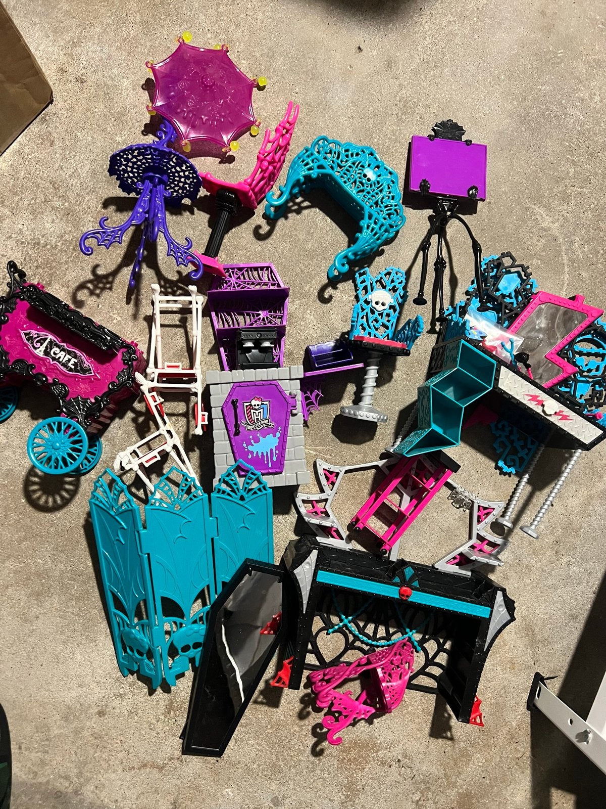 Monster High G1 Meubels Lot: Freaky Cafe, Bureau, Beautician, Ophalen, Gebruikt, Overige typen