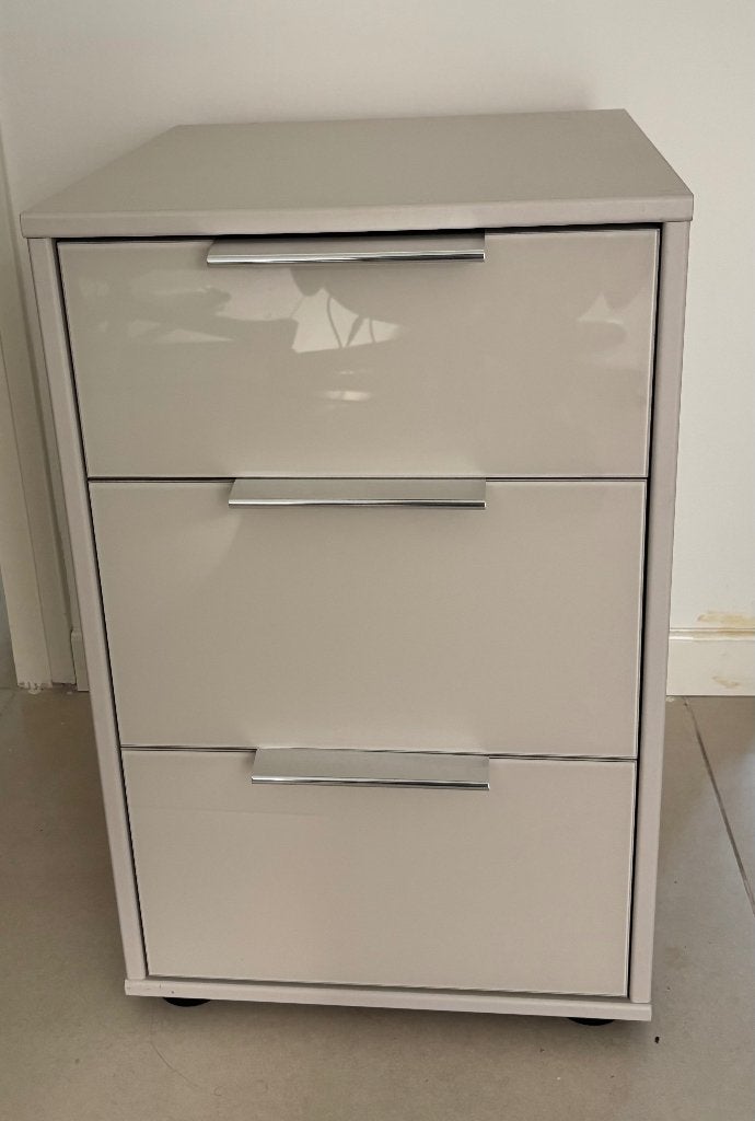 TotalBED Ronda Bedside Table | 3 Drawers / Nachtkastje, Ophalen, Minder dan 45 cm, Nieuw, 55 tot 70 cm