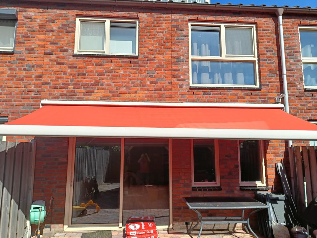 Elektrisch Knikarmscherm - Rood, Ophalen, 450 cm of meer, Elektrisch, Zo goed als nieuw